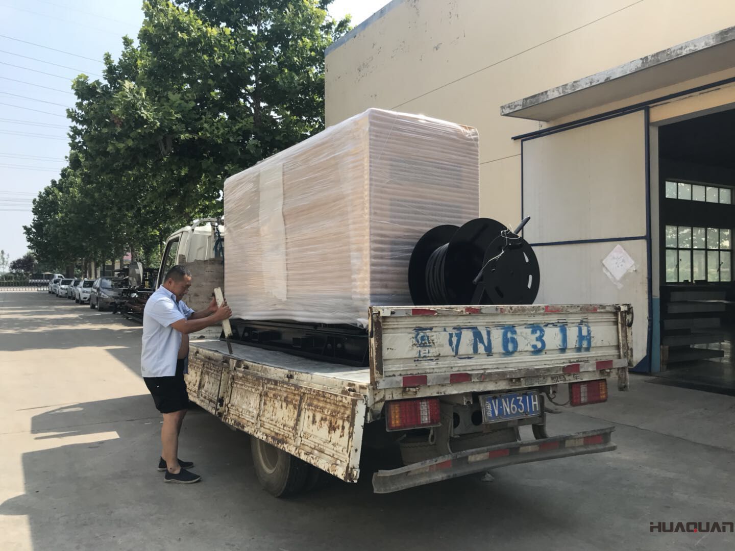 7月6日一臺HQ5GF靜音箱柴油一臺機由華全順利發往天津市