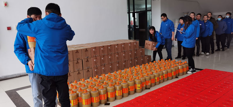 華全集團(tuán)員工領(lǐng)取春節(jié)福利