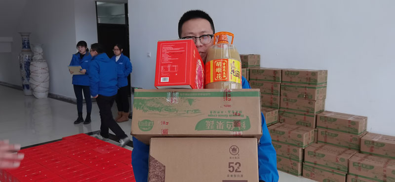 華全集團(tuán)員工領(lǐng)取春節(jié)福利